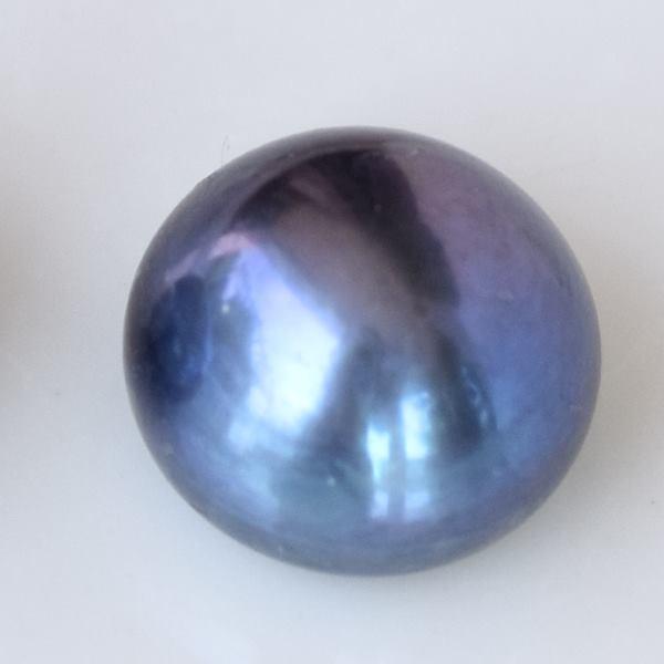 Süßwasserperle schwarz/blau, Button 8mm, halb gebohrt, 1 Stück